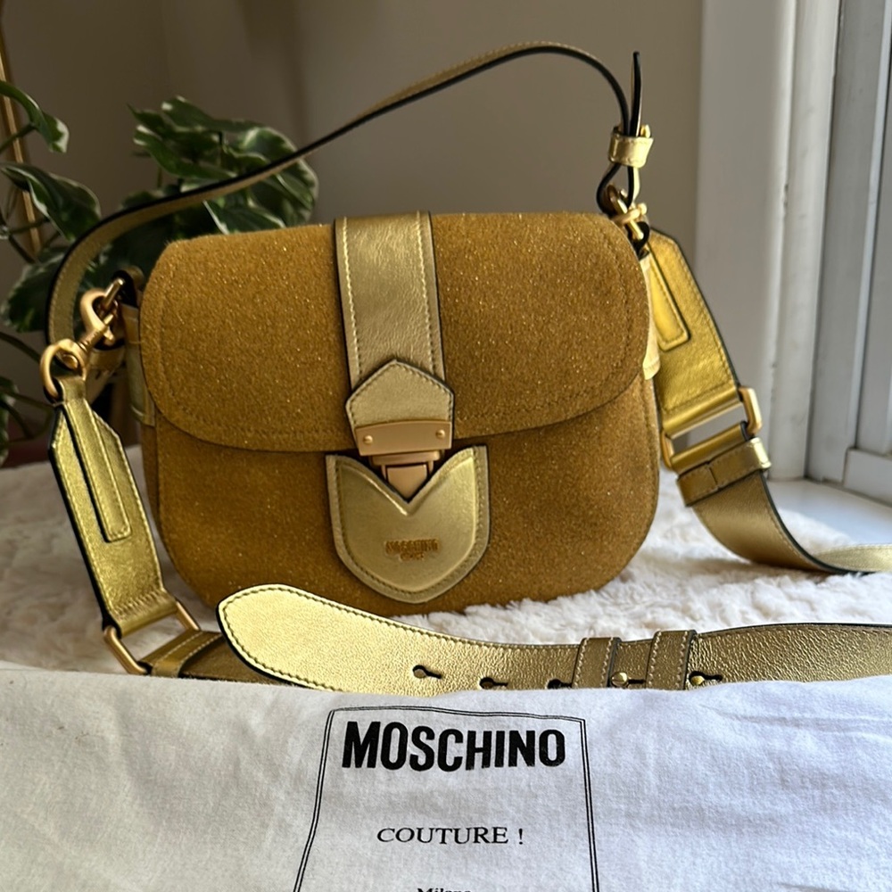 Moschino Gold Crossbody Bag with Elegant Design